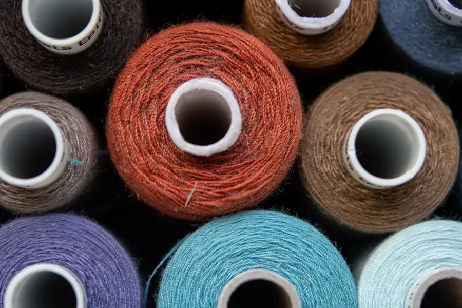 Conos de hilo de colores