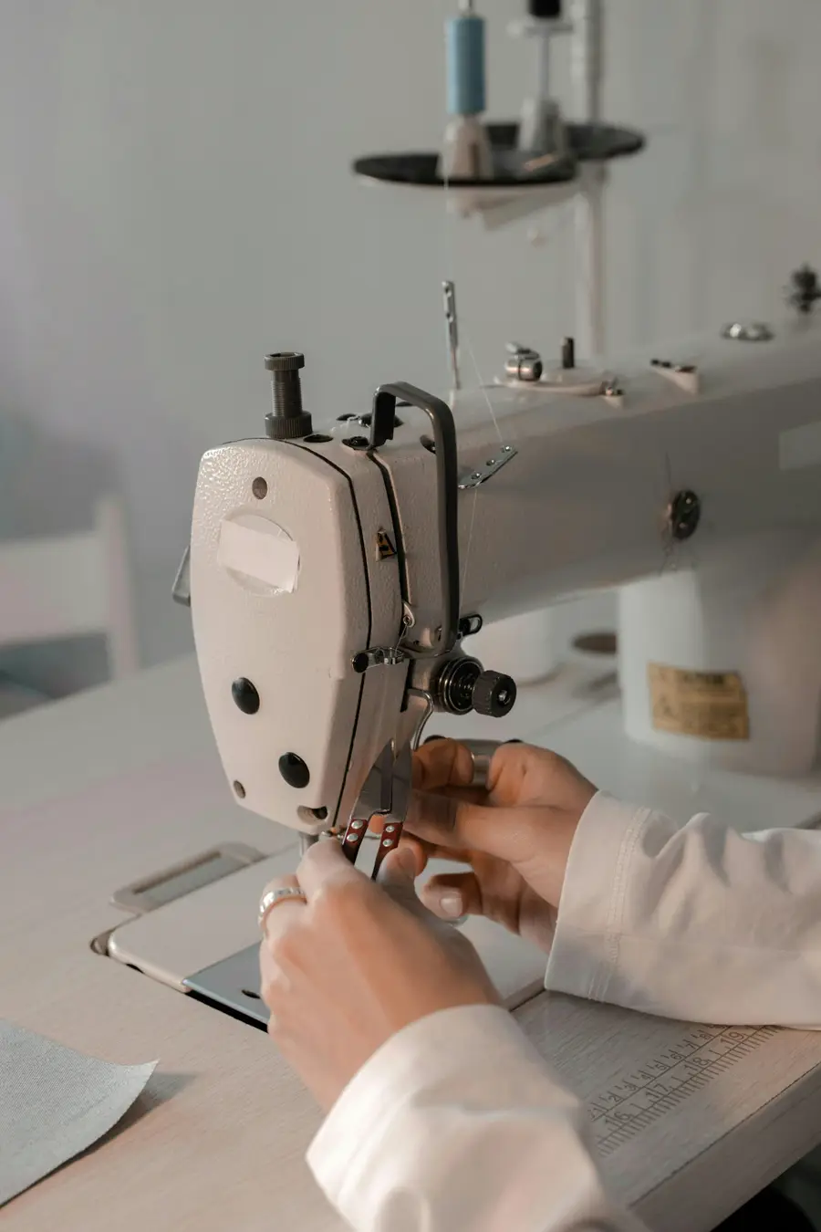 Máquina de coser industrial en un taller
