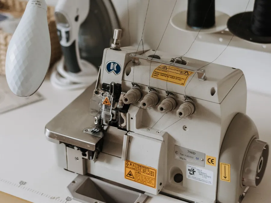 Fileteadora industrial sobre su mesa